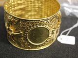 Gros plan sur un bracelet en or portant une étiquette