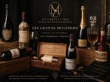 Des bouteilles et des verres de vin sont posés sur une table