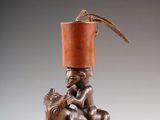 une figurine en bronze représentant un homme à cheval, coiffé d'un chapeau