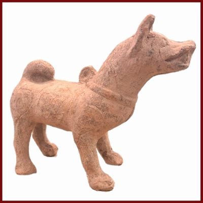 une statue de chien en argile sur fond blanc