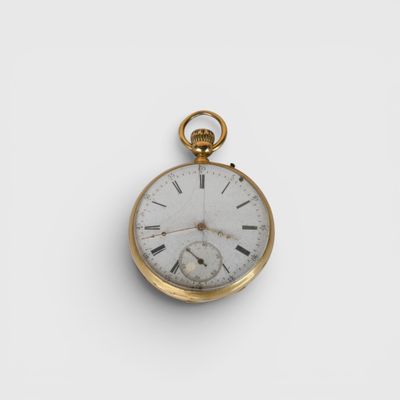 une montre de poche en or avec des chiffres romains sur le cadran