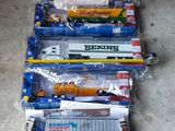 de nombreux types différents de petits trains dans des sachets en plastique