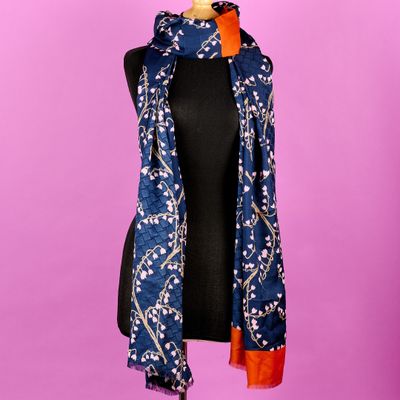 une écharpe bleue et orange sur un mannequin, un mannequin, un mannequin, un mannequin, un mannequin, un mannequin, un mannequin, un mannequin, un mannequin, un mannequin, un mannequin, un mannequin, un mannequin, un mannequin, un mannequin, un mannequin, un mannequin, un mannequin, un mannequin, un mannequin, un mannequin, un mannequin, un mannequin, un mannequin, un mannequin, un mannequin, un mannequin, un mannequin, un mannequin, un mannequin, un mannequin, un mannequin, un mannequin