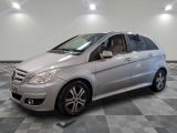 La Mercedes Classe B est garée sur un sol en carrelage à damier