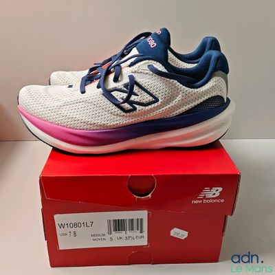 the new balance shoes are in the box and ready to be shipped