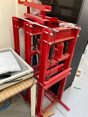 une machine rouge posée à côté d'un téléviseur