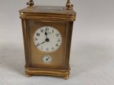 une petite horloge posée sur une table