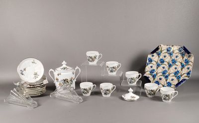 un assortiment d'assiettes, de tasses et de soucoupes en porcelaine