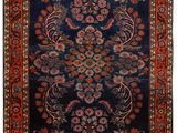 un tapis bleu et rouge à motifs floraux