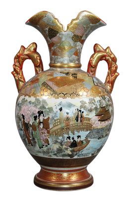 un vase avec un tableau posé sur une table