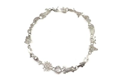 gros plan d'un bracelet en argent sur fond blanc