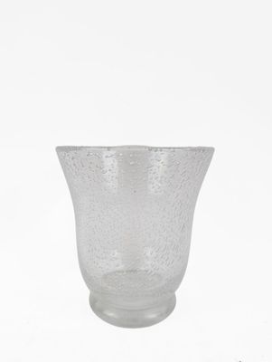 un vase en verre posé sur une table