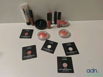 de nombreux produits de maquillage posés sur une table