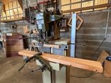 une photo d'un atelier de menuiserie avec une scie circulaire à table