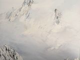 tableau représentant une chaîne de montagnes avec, en arrière-plan, des sommets enneigés