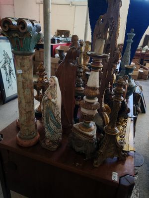 de nombreux vases et statues posés sur une table dans une pièce