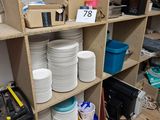 de nombreuses assiettes et bols sur les étagères de la pièce