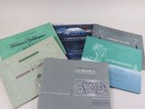plusieurs livres sont empilés sur une table