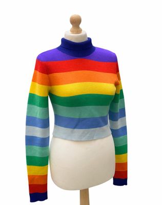 un pull à rayures arc-en-ciel sur un torse de mannequin