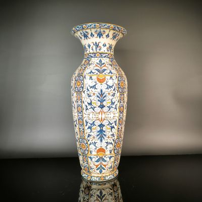 a vase that is sitting on a black table