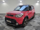 la voiture rouge est garée sur un sol en damier dans le garage