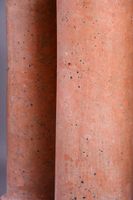 Paire de gaines en forme de colonnes tronquées en scagliole. (photo 2)