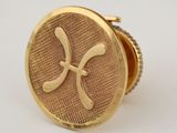 une photo en gros plan d'une bague en or ornée d'une croix