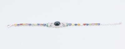 une photo d'un bracelet en perles posé sur un fond blanc