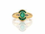 une bague en émeraude et diamant