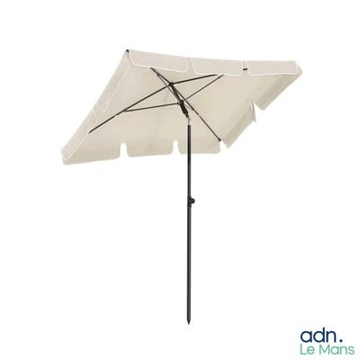 le parasol est ouvert et prêt à être utilisé sur la terrasse