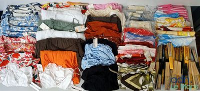 un tas de vêtements posés sur une table