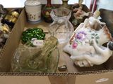 une boîte remplie d'objets en verre de toutes sortes posée sur une table