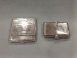 deux étuis à cigarettes en argent posés sur une table