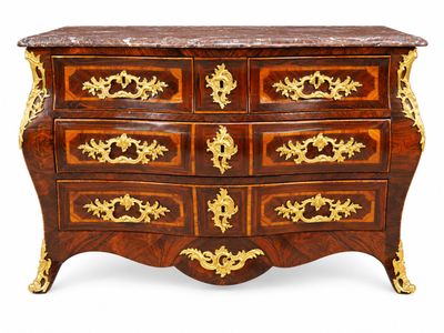 une image d'une commode avec un plateau en marbre
