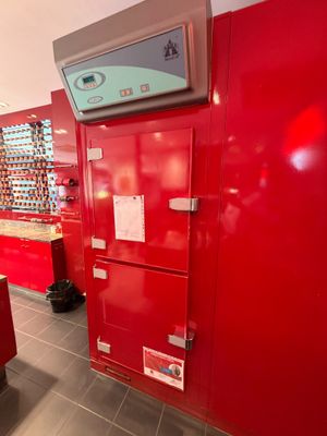 une photo d'un réfrigérateur rouge dans un magasin