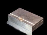 une boîte en argent surmontée d'un anneau en or