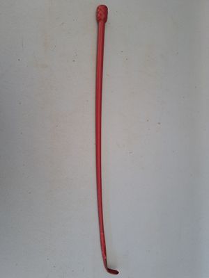 HERMES Cravache en cuir rouge. Long.