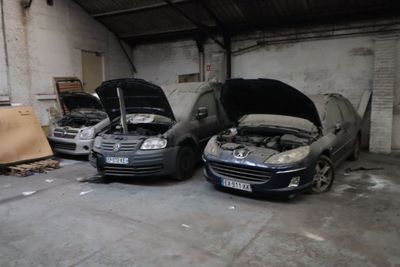 trois voitures garées dans un garage