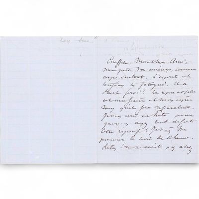 une vieille lettre écrite à la main sur un morceau de papier avec une écriture dessus