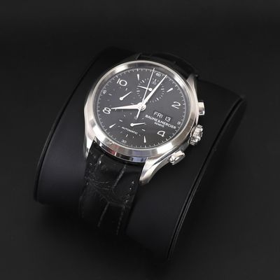 la montre est montée sur un bracelet en cuir noir avec un bracelet noir