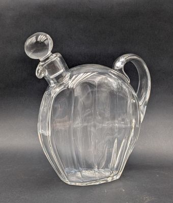 une bouteille en verre transparent munie d'un bouchon