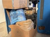une grande boîte remplie de boîtes posée devant une porte bleue