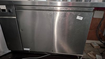un lave-vaisselle en acier inoxydable installé dans une cuisine