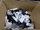 une boîte en carton remplie d'appareils électroniques et de câbles