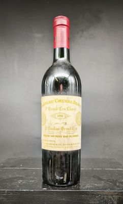 une bouteille de vin posée sur une table