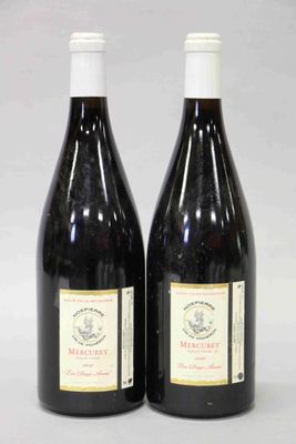 deux bouteilles de vin posées l'une à côté de l'autre sur une table