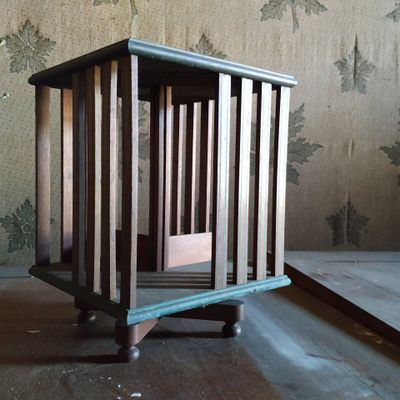 une petite cage posée par terre dans une pièce
