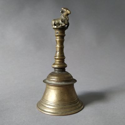 INDE DU SUD, XIXe Clochette à main en laiton tourné dite "po… - Photo 1