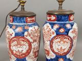 paire de vases chinois ornés de motifs rouges et bleus