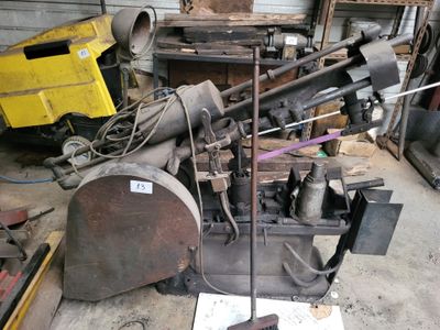 une machine posée sur une table dans un garage